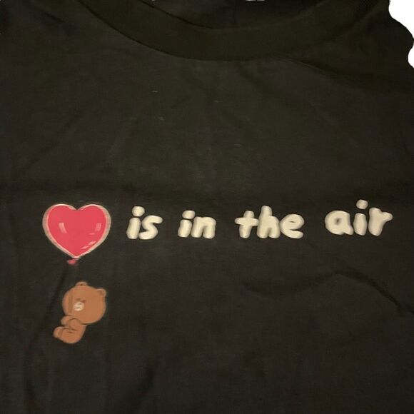 Uniqlo ~ Black Tee ~ “❤️ is in the air” ~ Size Large - Picture 3 of 4